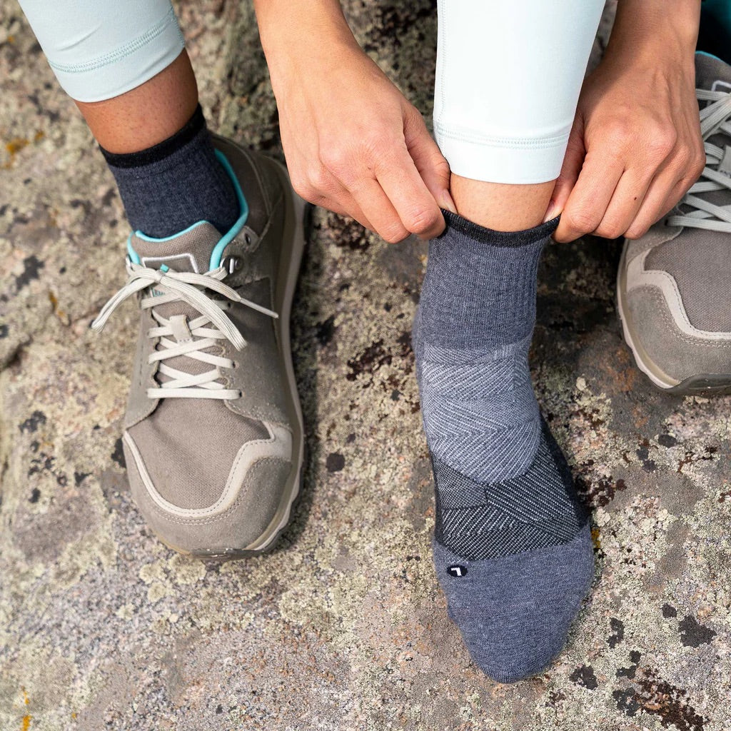 Feetures Trail Max Cushion Quarter Socks - Gray