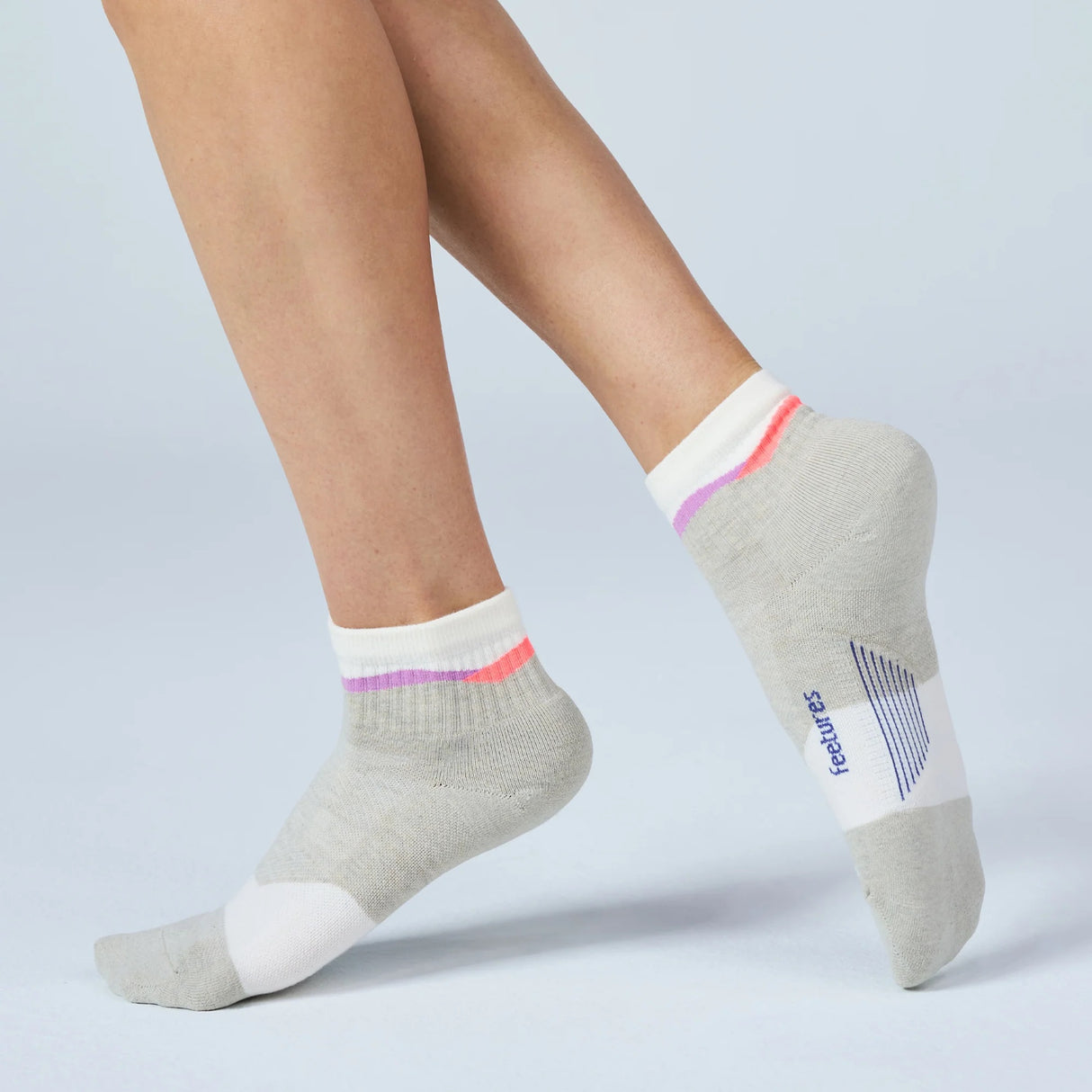 Feetures Women's Trail Max Cushion Quarter Socks - Mountain High Cream