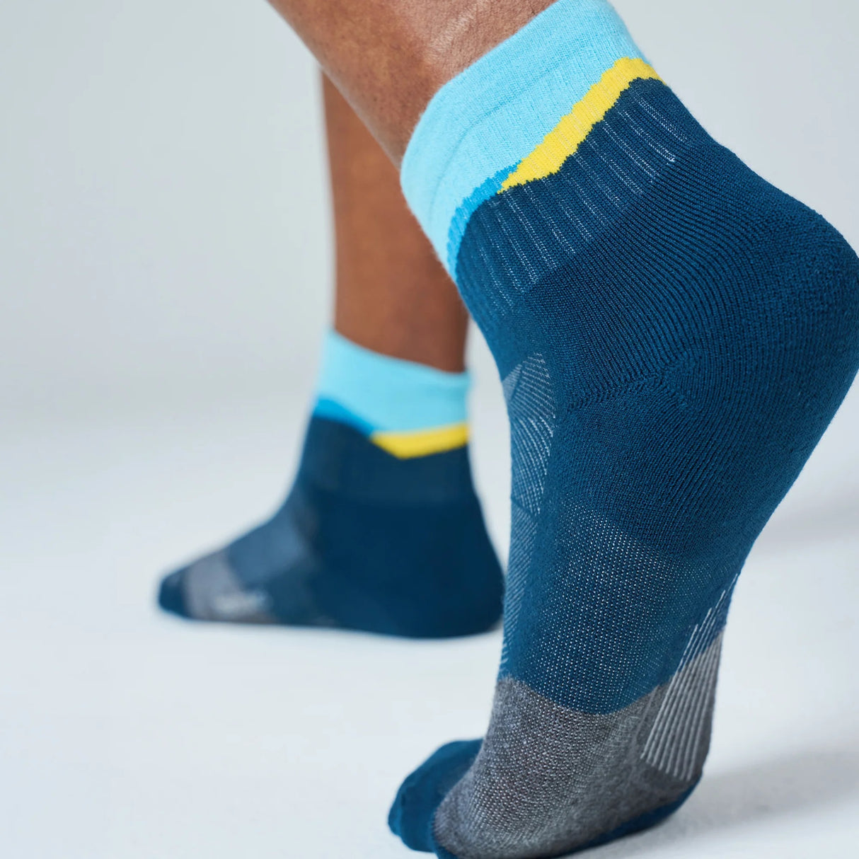 Feetures Men's Trail Max Cushion Quarter Socks - Mountain High Blue