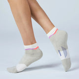 Feetures Women's Trail Max Cushion Quarter Socks - Mountain High Cream