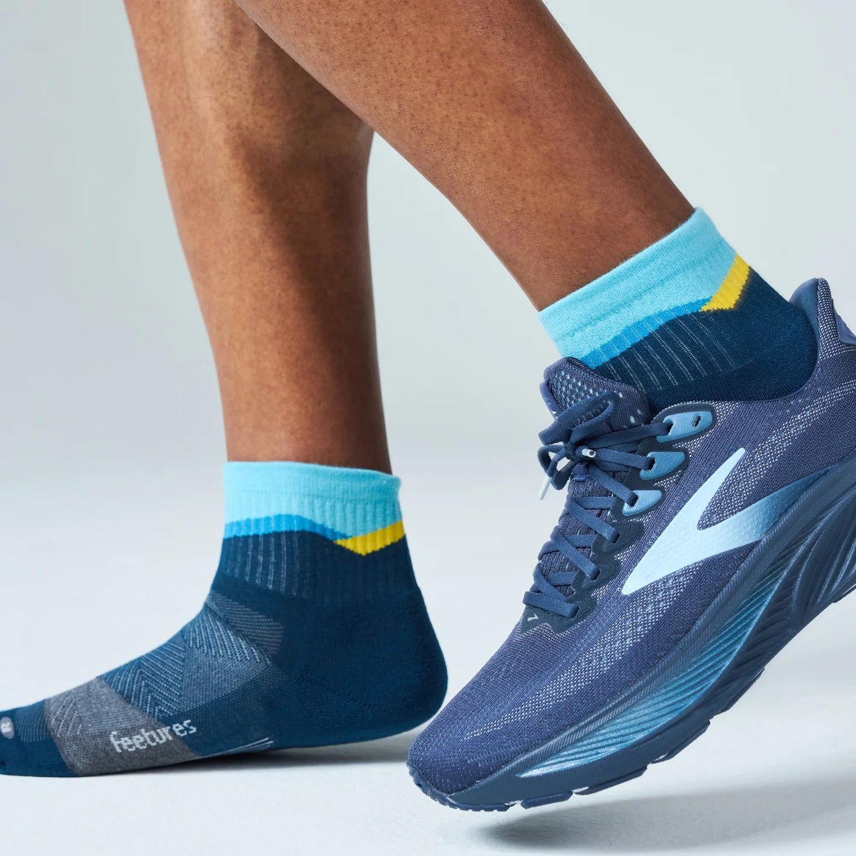 Feetures Men's Trail Max Cushion Quarter Socks - Mountain High Blue