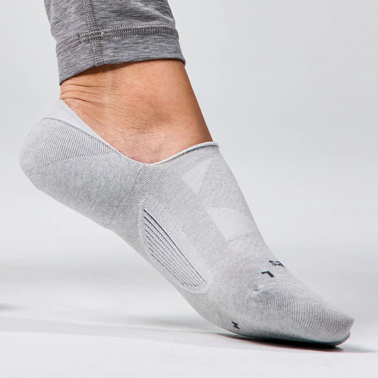 Feetures Elite Light Cushion Invisible Socks - Light Gray