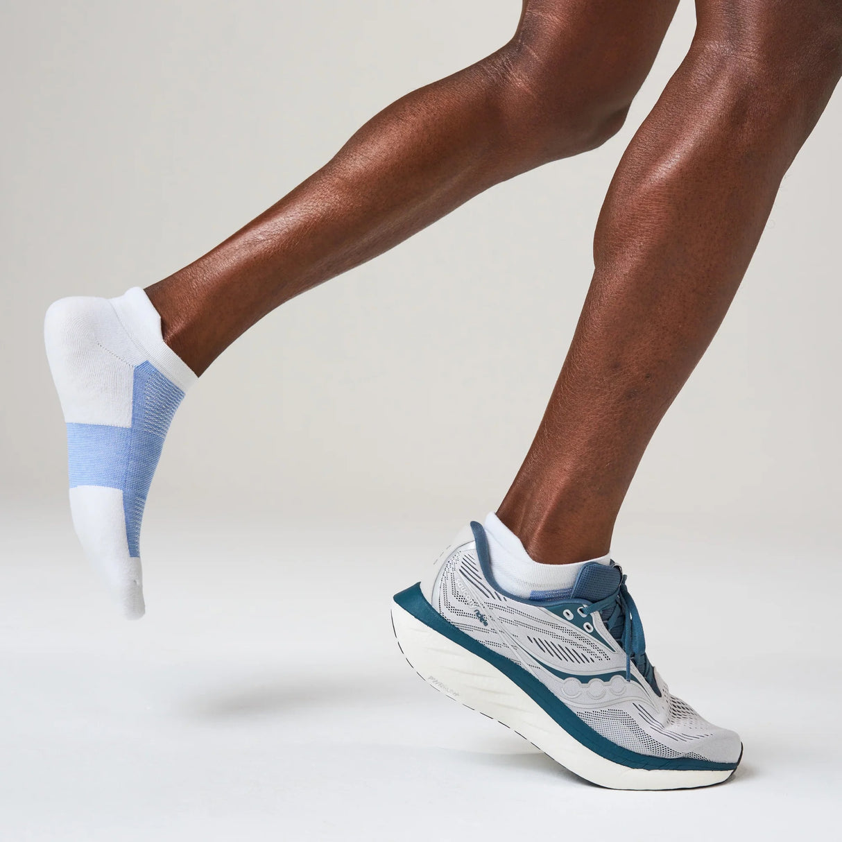 Feetures High Performance Max Cushion Low Ankle Tab Sock - White Tide